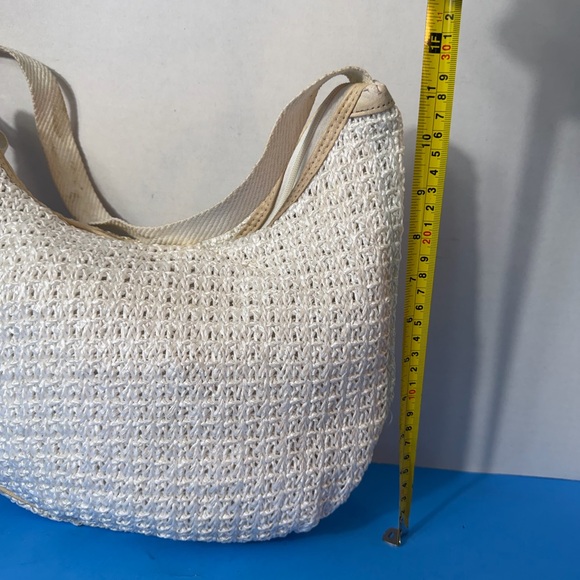 Elegant Cream Woven Shoulder Bag - Picture 3 of 9